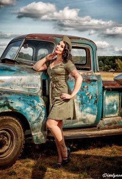 pin-ups_and_cars_022